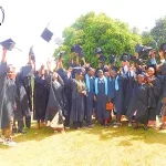 photo officielle des étudiants en toge avec les autorités
