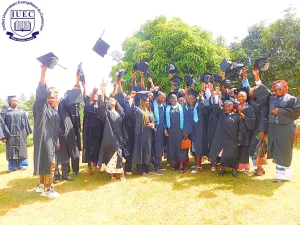 photo officielle des étudiants en toge avec les autorités