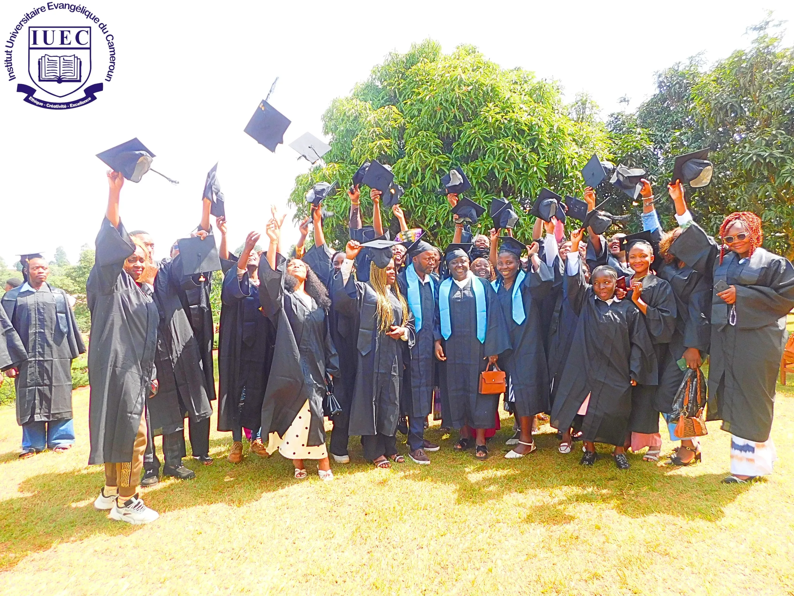 photo officielle des étudiants en toge avec les autorités