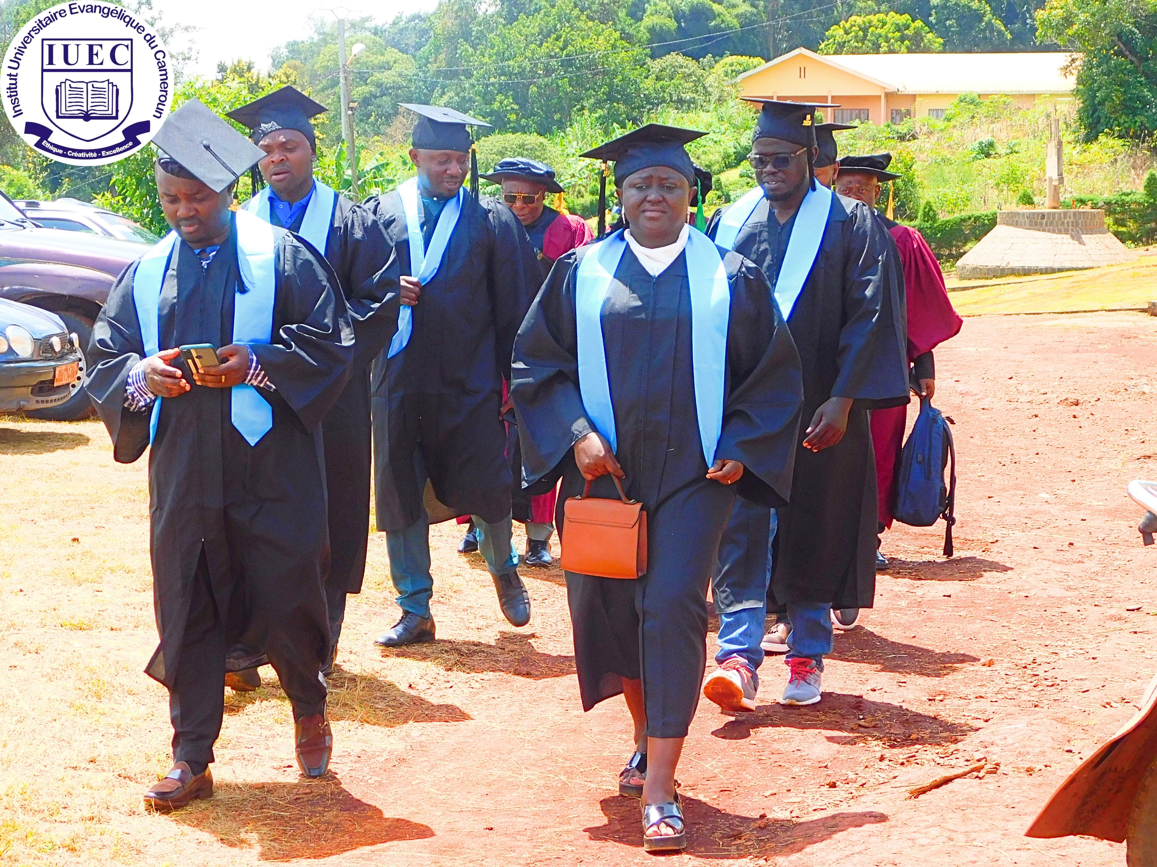 Procession des enseignants et étudiants en toge sur le campus de l'IUEC